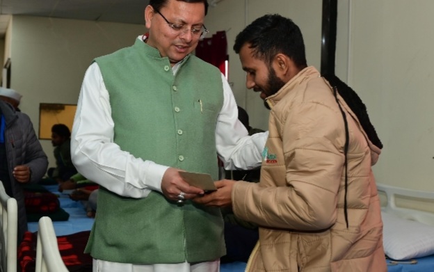 मुख्यमंत्री ने टनल में फंसे प्रत्येक श्रमिक को ₹ 1-1 लाख की प्रोत्साहन राशि के चेक भेंट किए