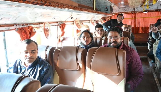 भिलंगना बीडीसी की बैठक में शामिल होने को बस से पहुंचे जिलाधिकारी व अन्य अधिकारी