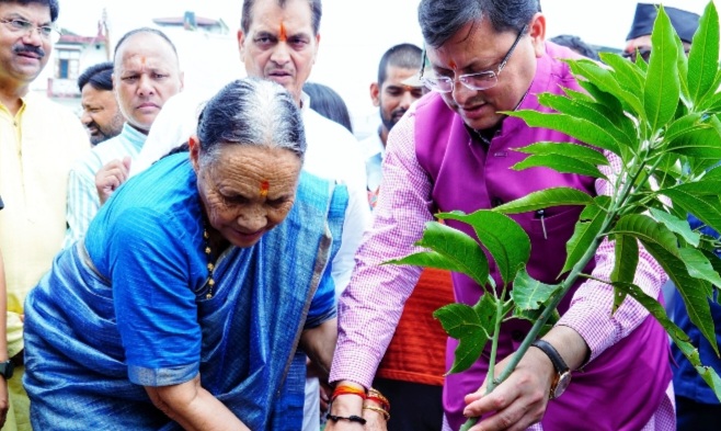 सीएम धामी ने ’एक पेड़ माँ के नाम’ अभियान के अंतर्गत अपनी माँ के साथ किया वृक्षारोपण