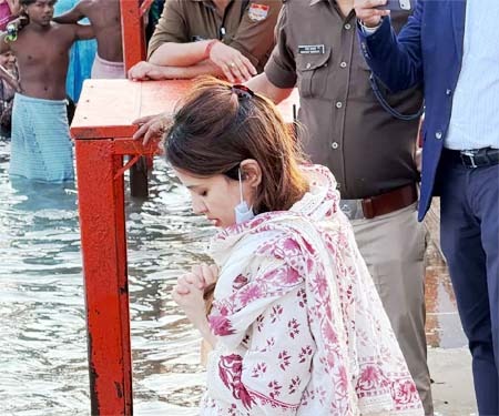 MS Dhoni का परिवार पहुंचा हरिद्वार, छठ पर्व पर किया गंगा स्‍नान और पूजा