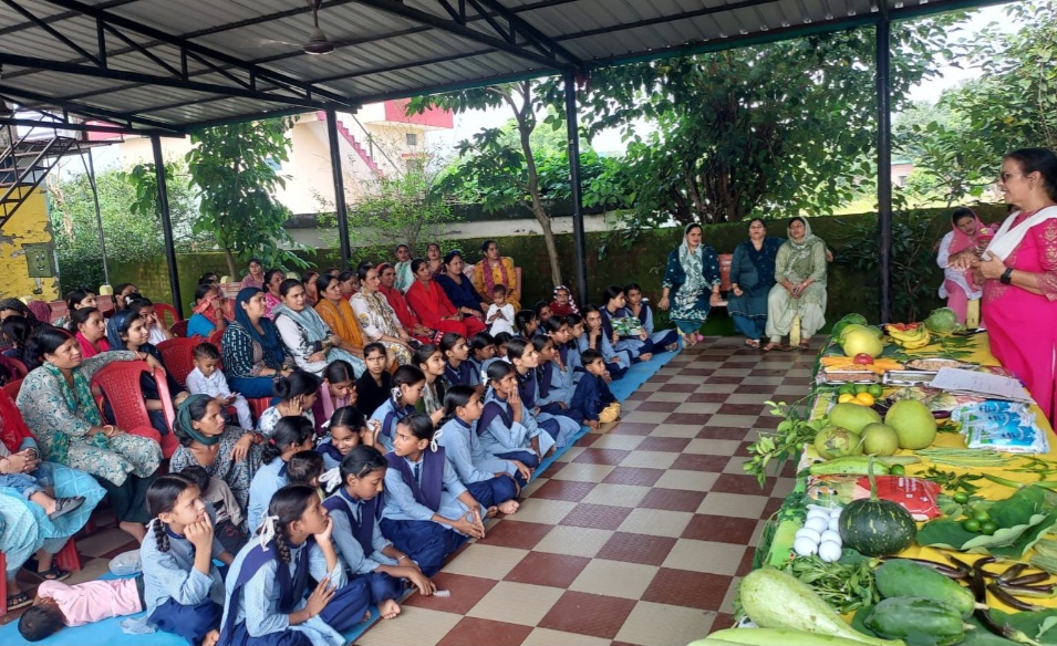 महिलाओं एवं बच्चों को संतुलित आहार हेतु प्रेरित किया गया