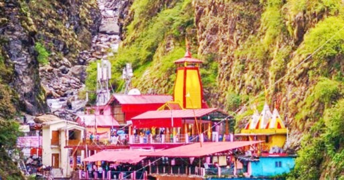 जयकारों के साथ शीतकाल के लिए बंद हुए मां यमुना मंदिर के कपाट, धाम से रवाना हुई डोली