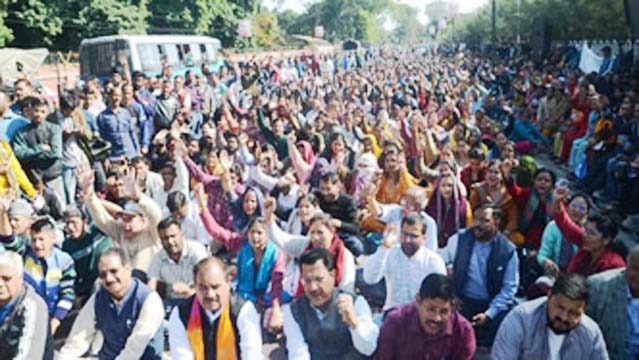 नियमित करने की मांग को लेकर आंदोलनरत उपनल कर्मचारियों का गुस्सा फूटा, कांग्रेस ने दिया समर्थन