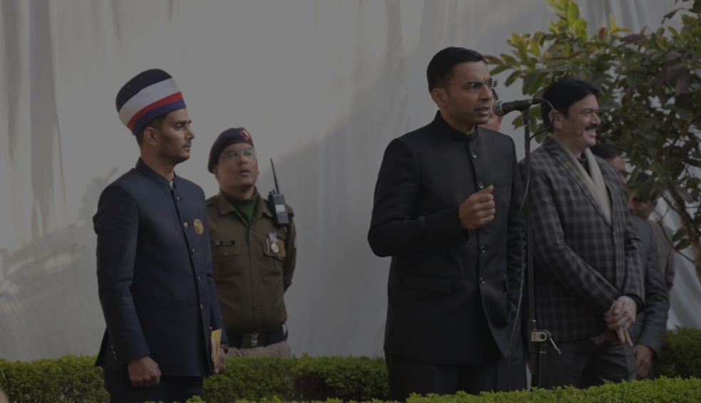 गणतंत्र दिवस पर जिलाधिकारी सविन बंसल ने कलेक्ट्रेट परिसर में किया ध्वजारोहण