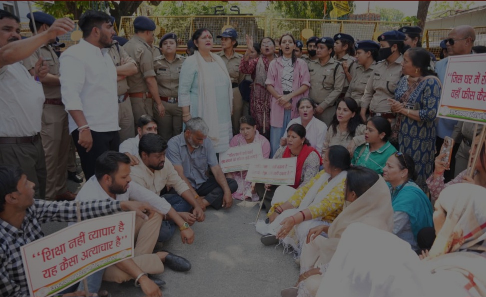 महिला कांग्रेस कार्यकर्ताओं ने स्कूलों में फीस वृद्धि के विरोध में किया प्रदर्शन    