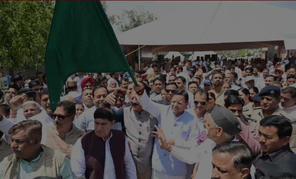 मुख्यमंत्री ने ऋषिकेश से चार धाम जाने वाली बसों को हरी झंडी दिखाकर किया रवाना