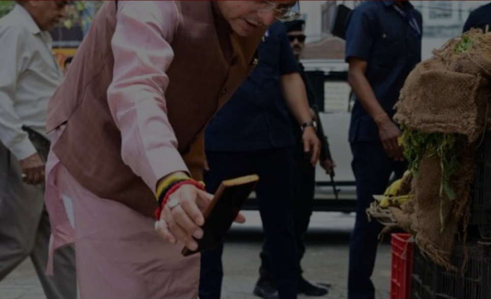 जन शिकायत की पड़ताल करने मौके पर पहुंचे सीएम, वीडियो कॉल के जरिए अधिकारियों को दिखाई स्थिति