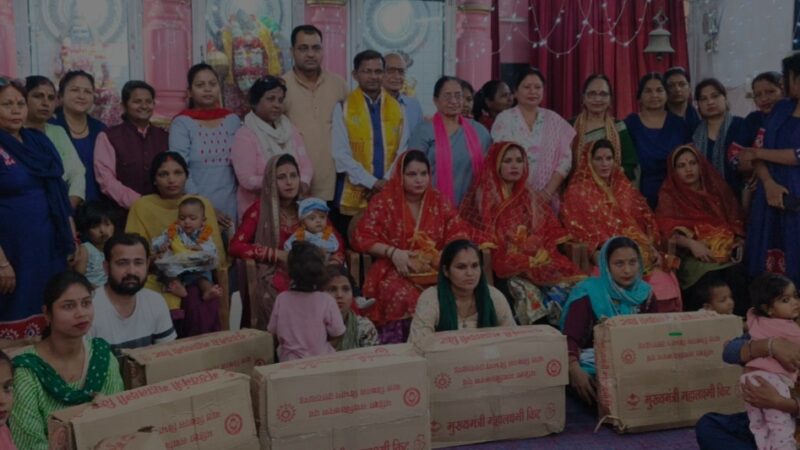 विधायक सविता कपूर ने महालक्ष्मी किट का वितरण किया