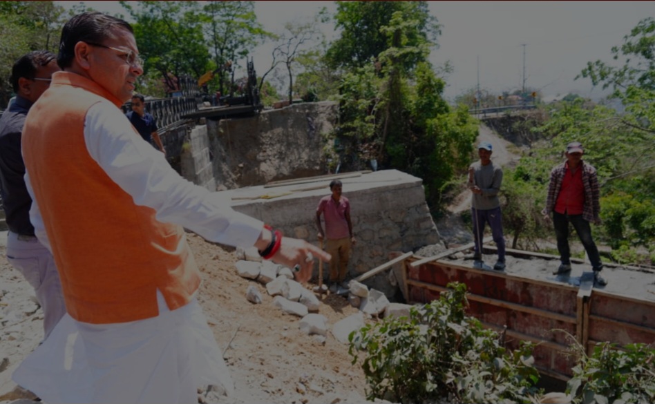 सीएम पुष्कर सिंह धामी ने मसूरी रोड स्थित निर्माणाधीन पुल का निरीक्षण किया