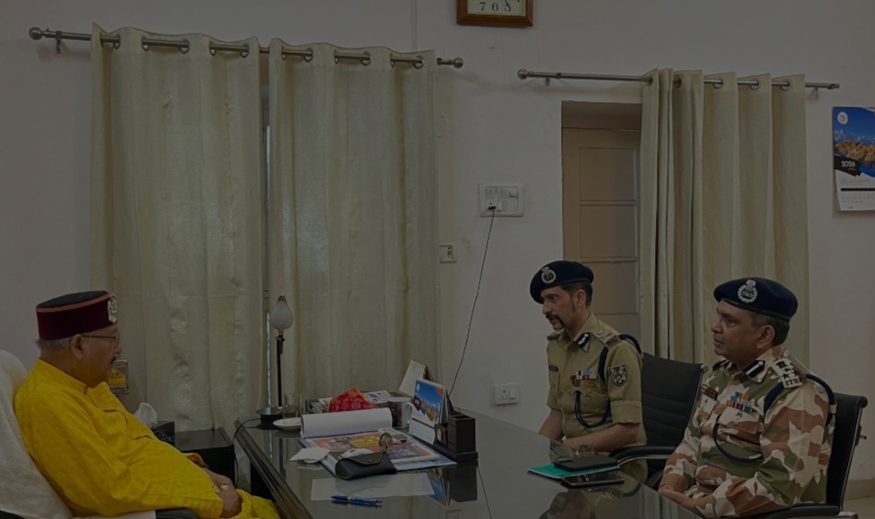 आईटीबीपी के महानिरीक्षक ने की महाराज से शिष्टाचार भेंट