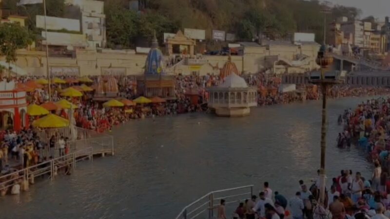 बुद्ध पूर्णिमा पर श्रद्धालुओं ने गंगा में लगाई आस्था की डुबकी