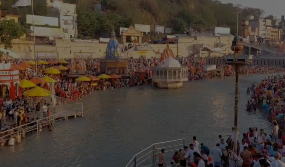 बुद्ध पूर्णिमा पर श्रद्धालुओं ने गंगा में लगाई आस्था की डुबकी