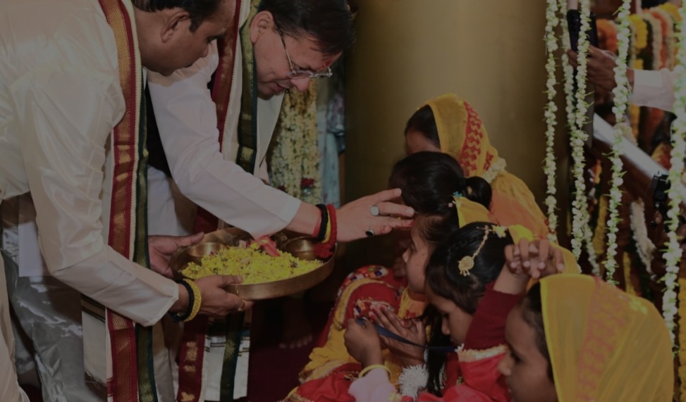 डोल आश्रम में मुख्यमंत्री ने श्री पीठम स्थापना महोत्सव में किया प्रतिभाग, 1100 कन्याओं का पूजन व माँ राजेश्वरी का किया अभिषेक