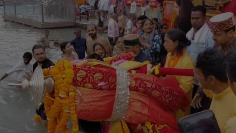 बाबा विश्वनाथ जगदीशिला की डोली ने किया गंगा स्नान