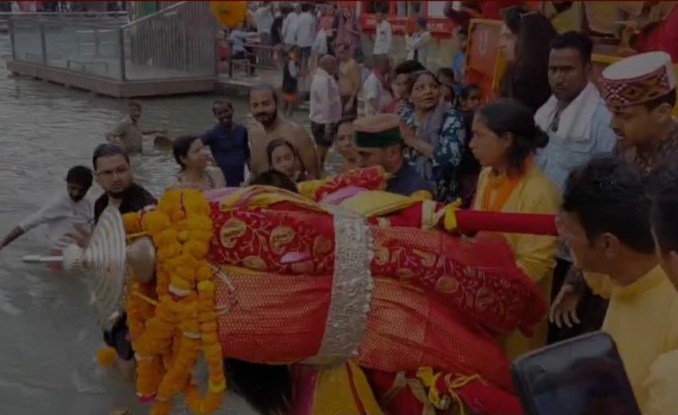 बाबा विश्वनाथ जगदीशिला की डोली ने किया गंगा स्नान